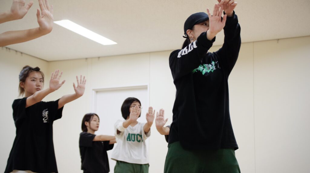 HIPHOPダンスのカッコいい踊り方のコツを細かく分解して教える初心者クラスのレッスン