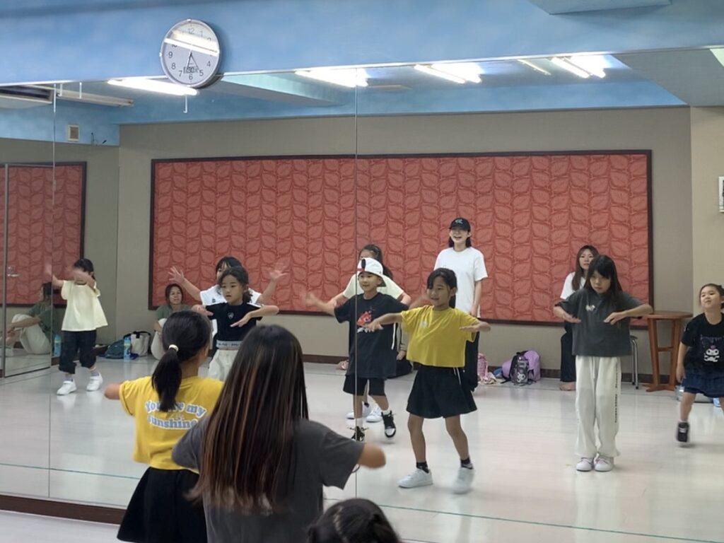 ダンスは、動画を見ながら親が教えなくても大丈夫